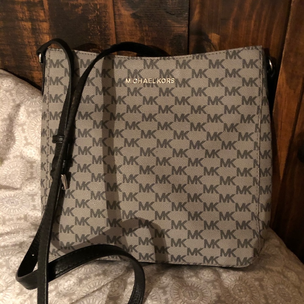 Micheal Kors cross body - Picture 1 of 4